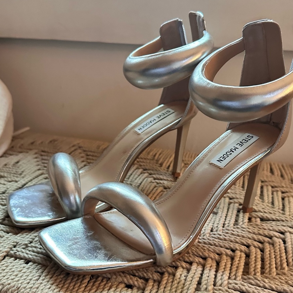 PARTAY SILVER STEVE MADDEN PUFF HEEL